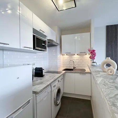 Eiffel Tower View With Lift & Balcony París