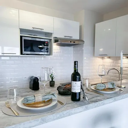 Eiffel Tower View With Lift & Balcony Apartamento *