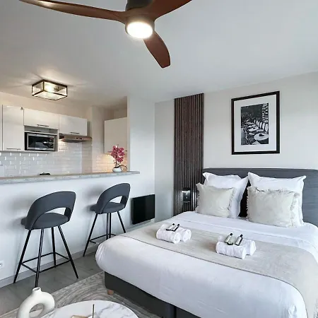 Eiffel Tower View With Lift & Balcony *