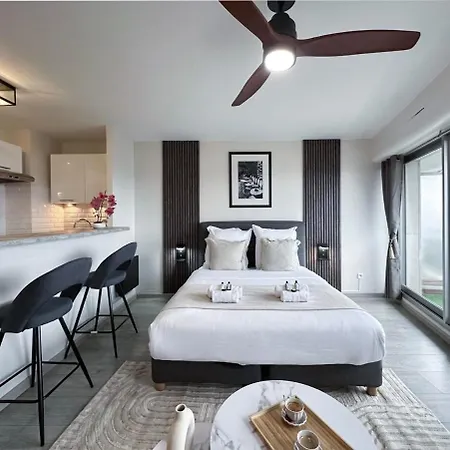 Eiffel Tower View With Lift & Balcony París