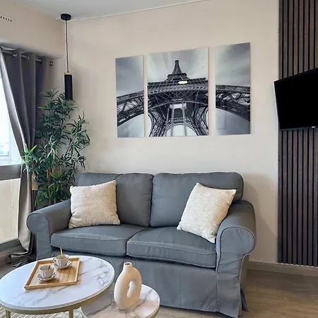 Eiffel Tower View With Lift & Balcony *