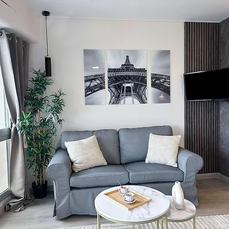 Eiffel Tower View With Lift & Balcony París