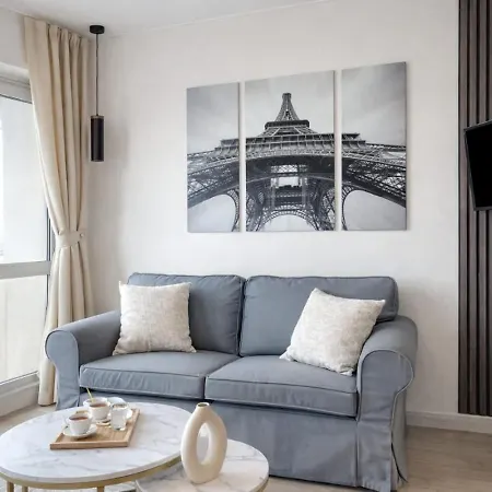 Eiffel Tower View With Lift & Balcony Apartment *