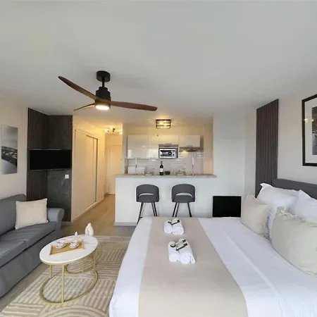 Apartmán Eiffel Tower View With Lift & Balcony *
