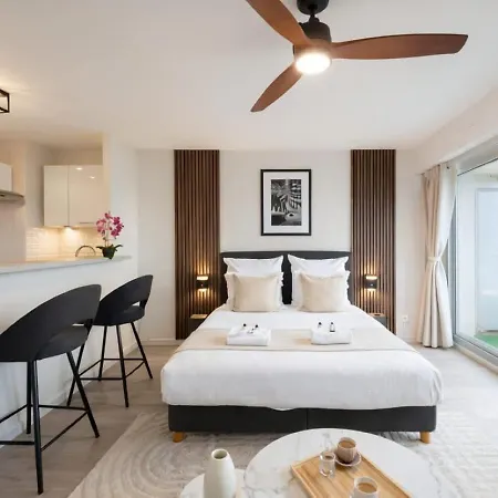Eiffel Tower View With Lift & Balcony Apartment Paris