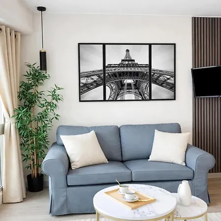 Apartment Eiffel Tower View With Lift & Balcony