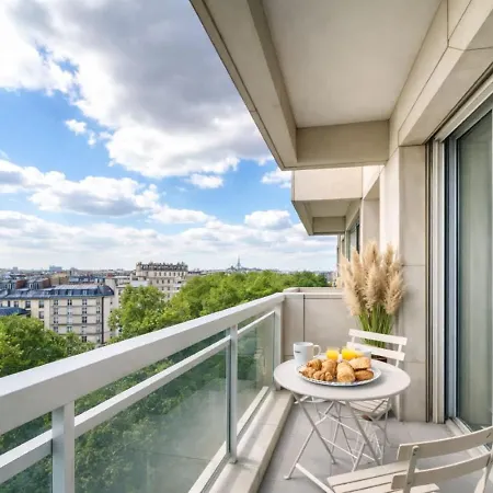 Eiffel Tower View With Lift & Balcony Apartment