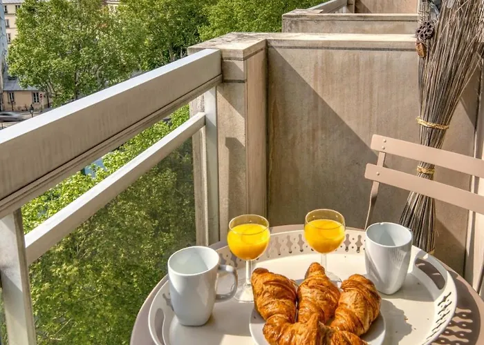 Eiffel Tower View With Lift & Balcony Apartment Paris
