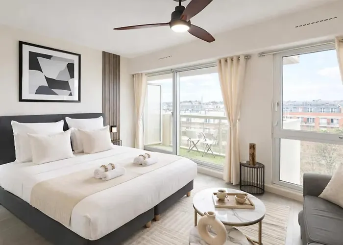 Eiffel Tower View With Lift & Balcony Apartment Paris