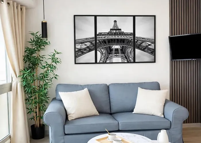 Apartment Eiffel Tower View With Lift & Balcony