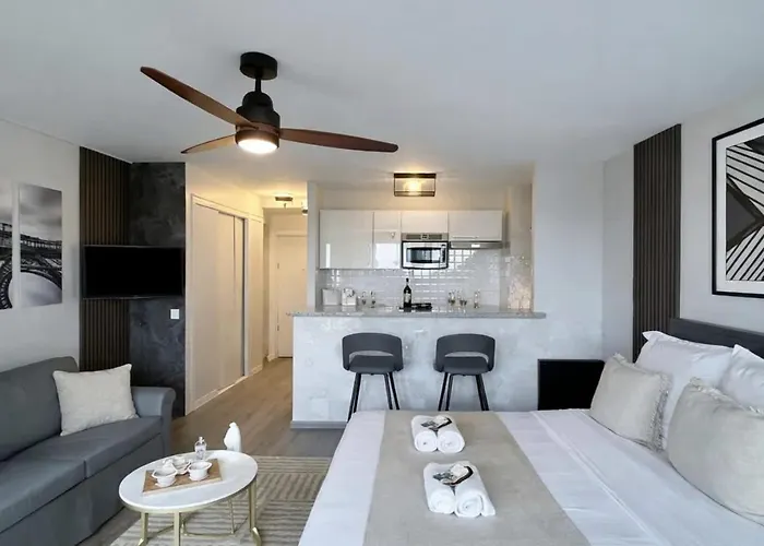 Eiffel Tower View With Lift & Balcony Apartment *