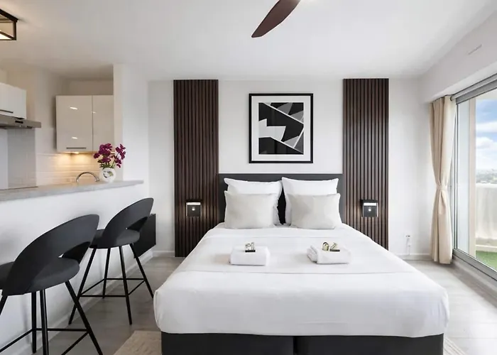 Eiffel Tower View With Lift & Balcony