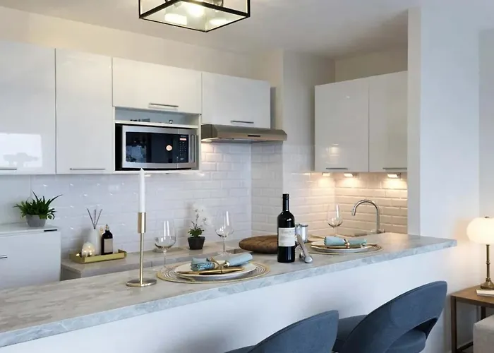 Eiffel Tower View With Lift & Balcony * Paris