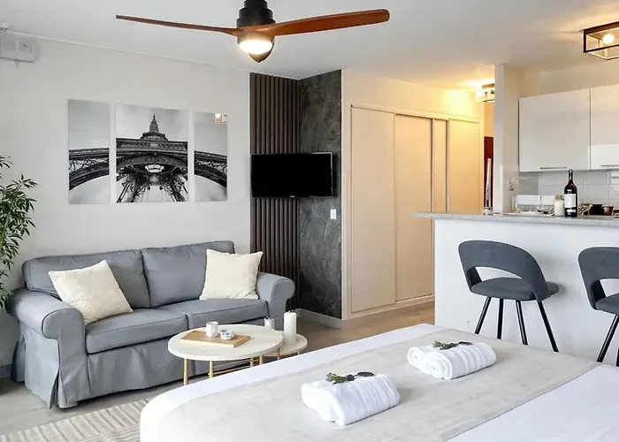 Eiffel Tower View With Lift & Balcony *