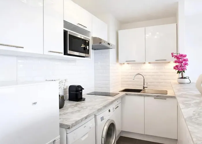 Apartment Eiffel Tower View With Lift & Balcony *