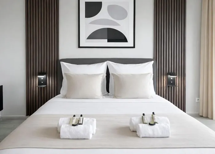 Eiffel Tower View With Lift & Balcony * Paris