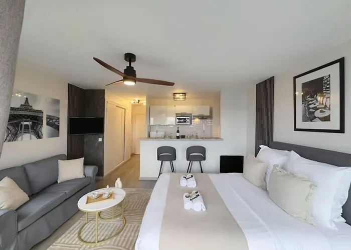 Apartmán Eiffel Tower View With Lift & Balcony *