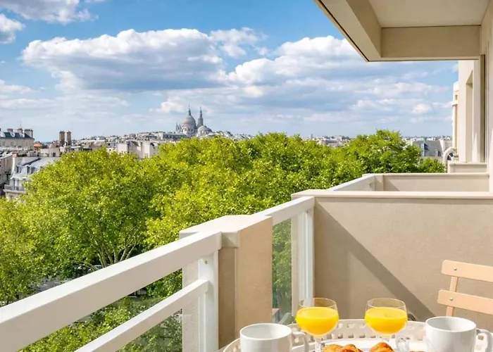 Eiffel Tower View With Lift & Balcony Lejlighed