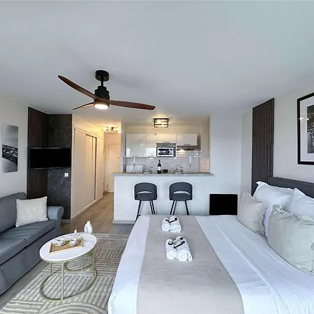 Eiffel Tower View With Lift & Balcony Apartament *