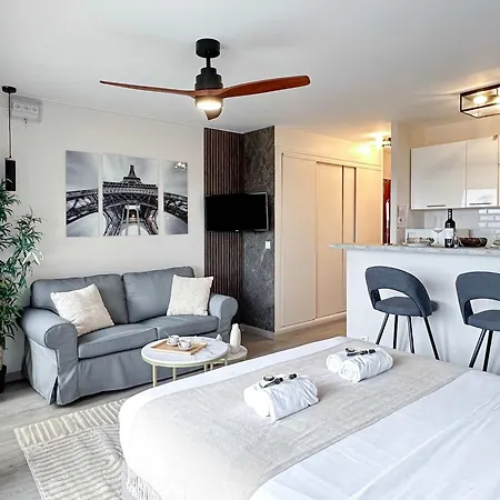 Apartament Eiffel Tower View With Lift & Balcony *